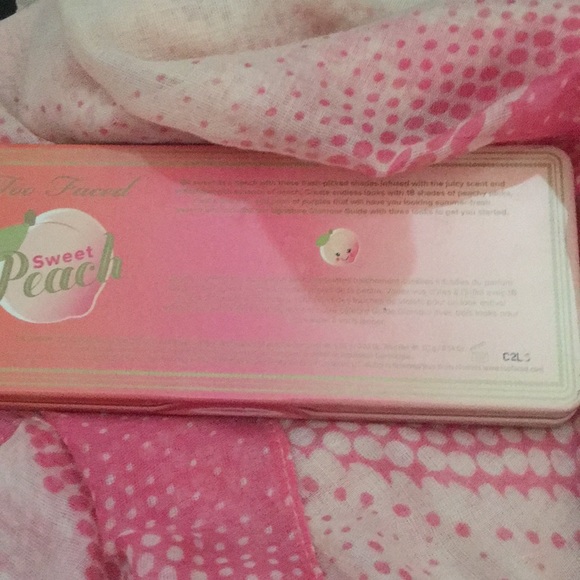 Too faced sweet peach eye palette - Picture 3 of 3